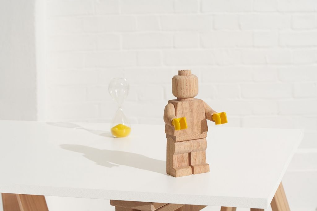 LEGO sort une figurine en bois DIY pour rappeler son histoire