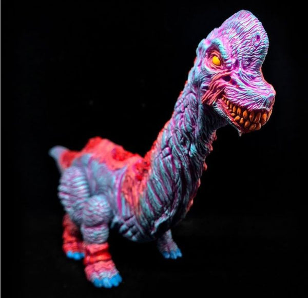 Toy Art Gallery lance une loterie pour un Brachiosaure peint par James Groman